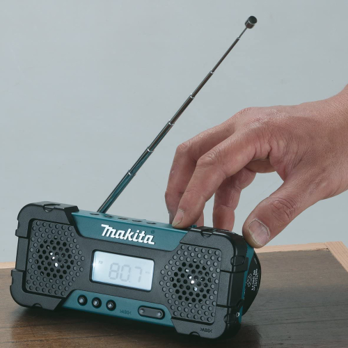 Аккумуляторный радиоприемник Makita MR051 (без аккумулятора)